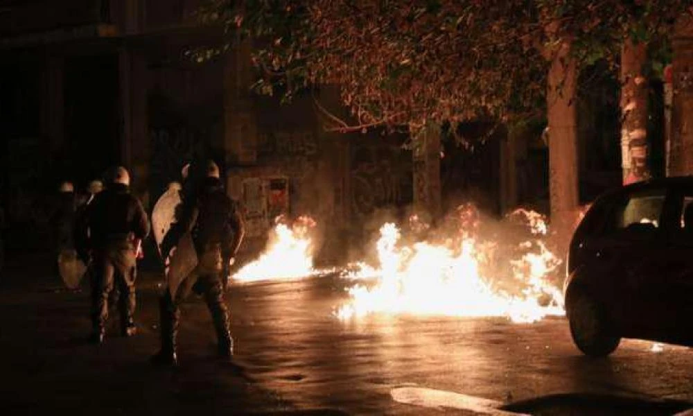 Άγρια επεισόδια ξέσπασαν στα Εξάρχεια: Tραυματίστηκε αστυνομικός - Κάηκε ολοσχερώς ένα αυτοκίνητο
